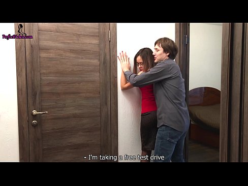 ❤️ Cuireann Realtor Gnéasach a cuid púitsí agus a fucks uirthi féin agus í ag díol a hárasáin - Krempai Gnéas ardchaighdeáin linn ❌️❤